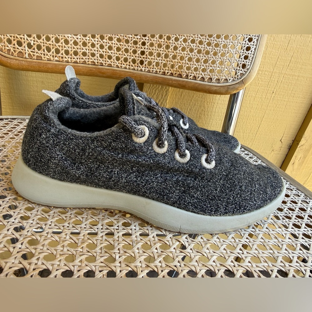 Allbirds Wool Runners Dark Gray Women’s size 8 - Flawed Heel Damage